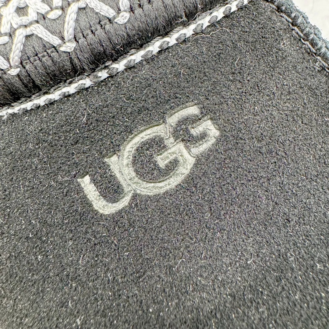 Pick up locally💰520 UGG ethnic style 2553 classic autumn and winter sheep fur all-in-one snow boots. All shoes are made from the same factory as ZP. Longfeng A-grade Australian imported sheep fur all-in-one ethnic style. Brand OEM production line. Fully follow the ZP process. OEM original pattern maker. Adhering to the principle of no original shoes and no development selection. Pay attention to every detail. The most authentic version on the market. TREADLITE "Light Wing" technology outsole. Lightweight/durable/flexible/pile size: 35 36 37 38 39 40 41 42 Coding: by2936060
